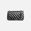 Bolso acolchado de piel negra con cadena metálica oscura y diseño sofisticado