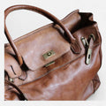 Bolso piel lavada camel de mano con doble solapa y cierre de llave, hecho en piel de vacuno 100% natural