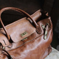 Bolso piel lavada camel de mano con doble solapa y cierre de llave, fabricado en piel de vacuno 100% natural