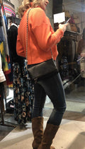 Cartera rock lisa de piel vacuno con cierre cremallera y clip imán, doble cadena y diseño moderno
