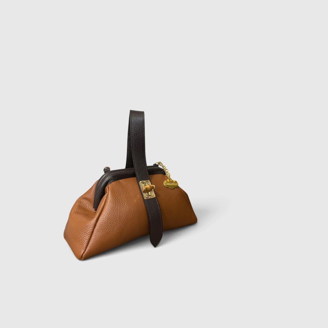 Pouch muñeca camel