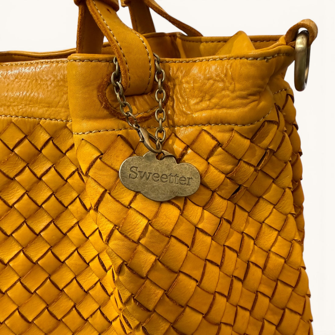 Bolso trenzado  mano mostaza