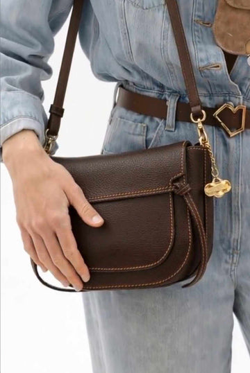 Bolso bandolera de piel color chocolate con solapa redondeada y costuras en contraste