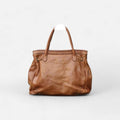 Bolso piel lavada camel de mano con doble solapa y cierre de llave, forrado y compartimentos interiores