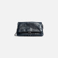 Cartera rock cocodrilo de piel vacuno con cierre magnético y cadenas entrelazadas elegante y compacta.