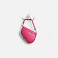 Bolso silla montar de piel fucsia con doble correa y cierre de cremallera interior forrado en tela