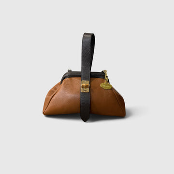 Pouch muñeca camel