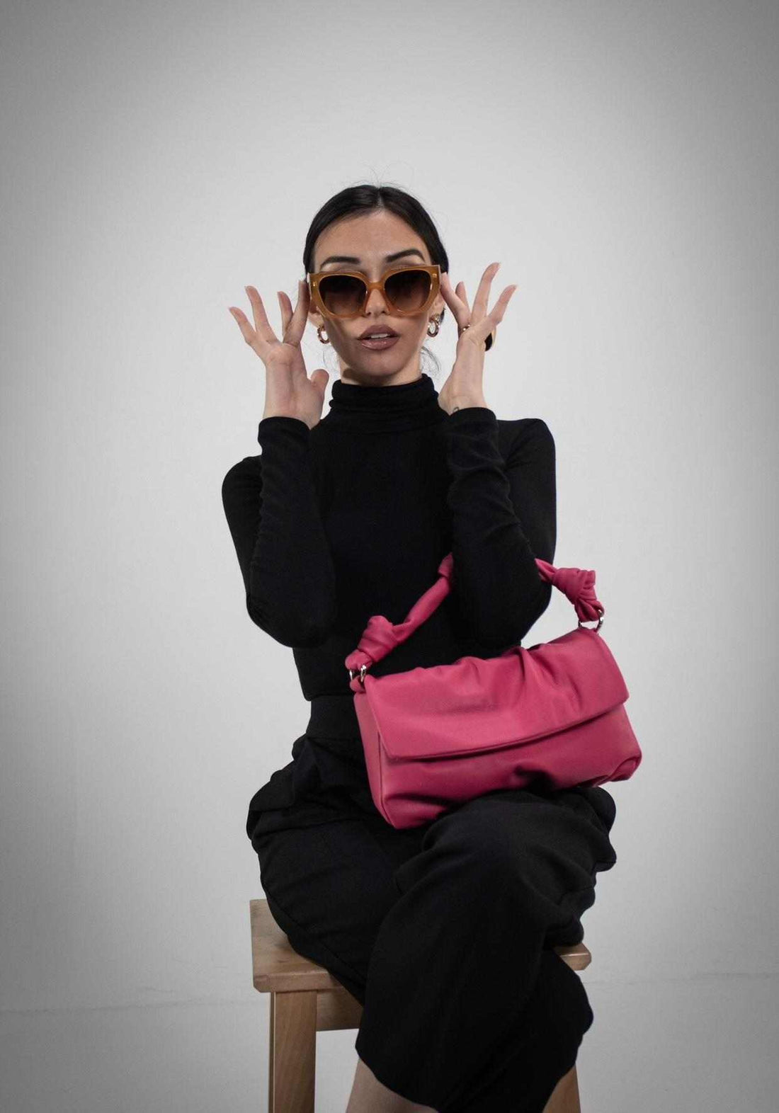 Bandolera nudos fucsia de piel de vacuno ligera con correa ajustable y cierre de cremallera