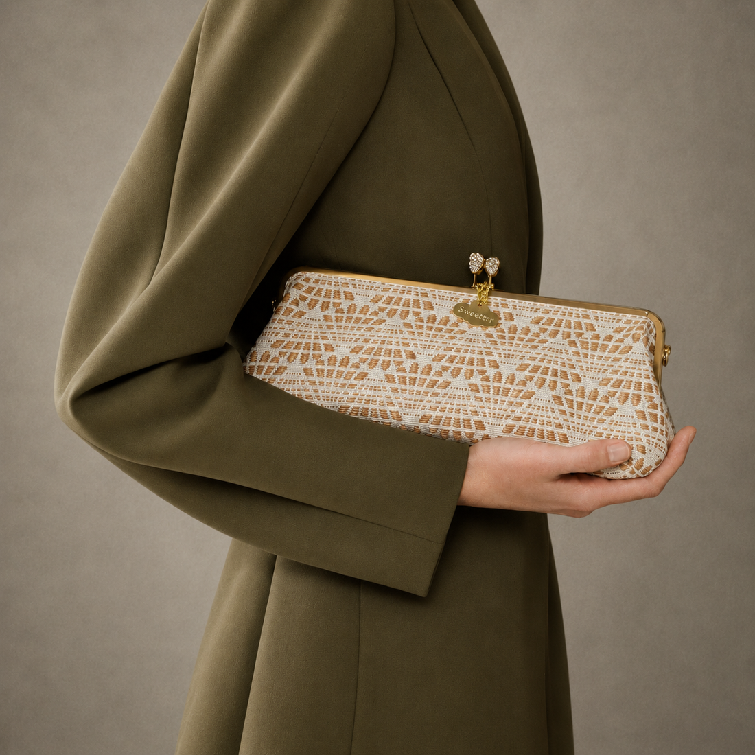 Clutch alargado beige