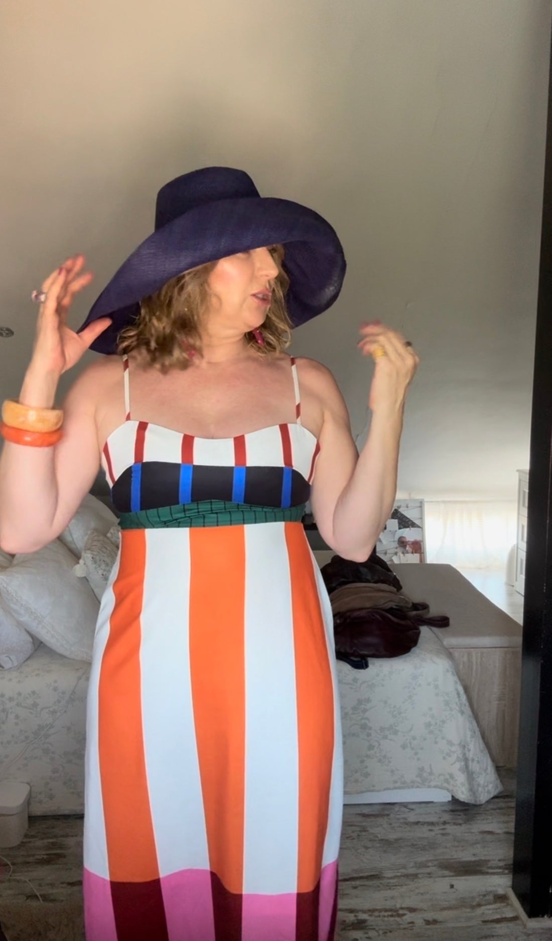 Sombrero de rafia con ala curva y ala ancha
