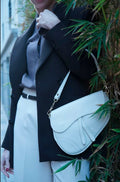 Bolso silla montar piel beige con doble correa y compartimento interior con cremallera