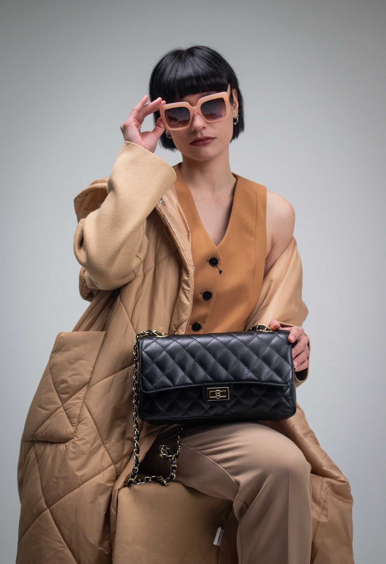 bolso acolchado negro de piel clásico con cadena dorada elegante y atemporal