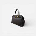 Bolso Diábolo negro de piel vacuno premium con estructura firme y detalles dorados elegante y versátil.