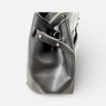 Bolso Diábolo lux negro de piel vacuno premium con estructura firme y herrajes dorados.