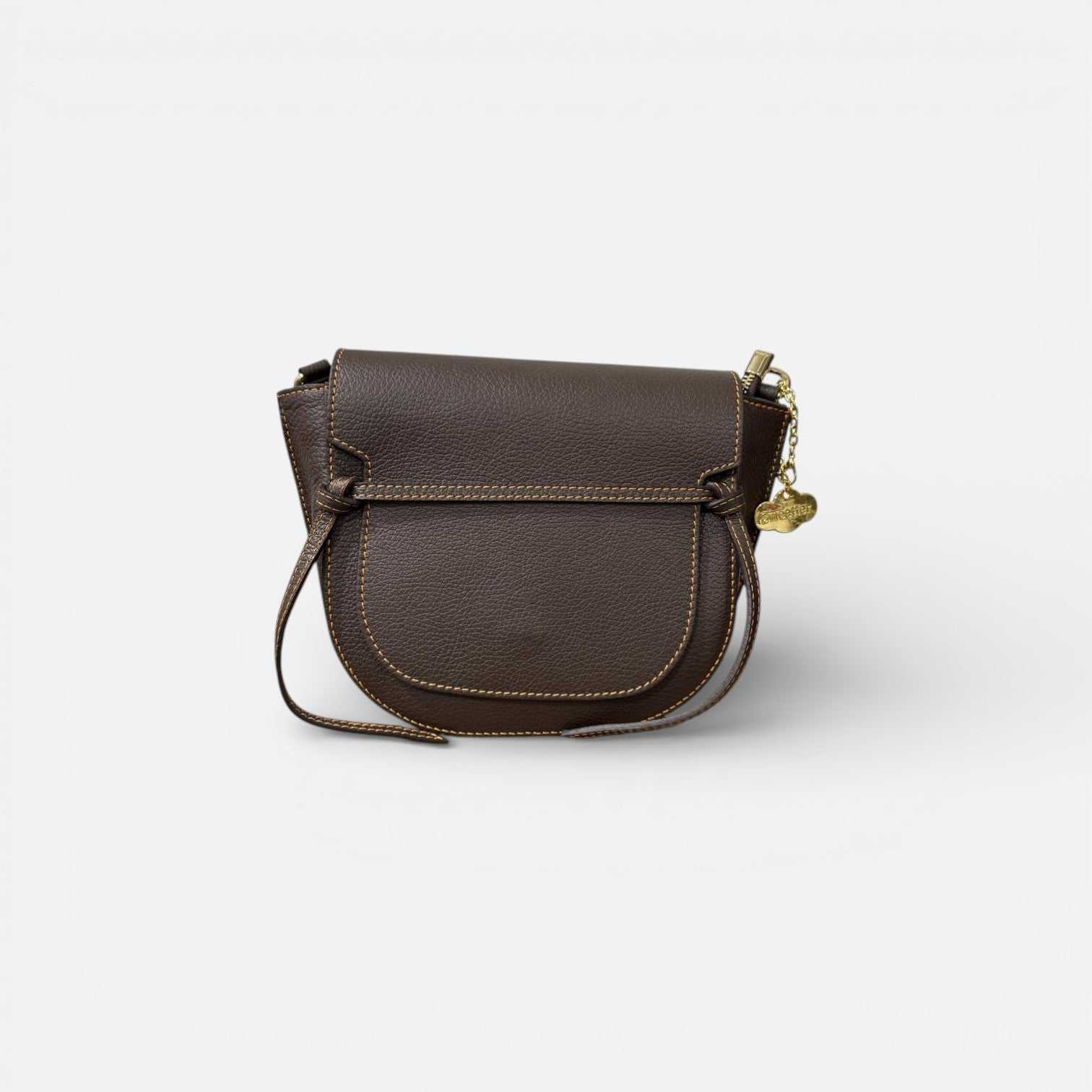 Bolso bandolera de piel color chocolate con solapa y costuras en contraste