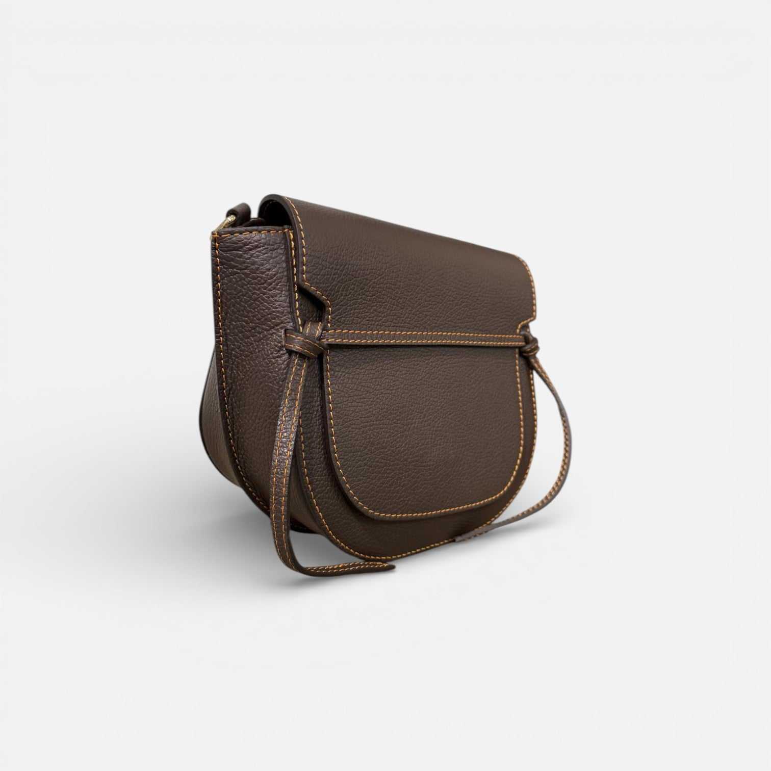 Bolso bandolera de piel chocolate con solapa y costuras en contraste estilo ecuestre