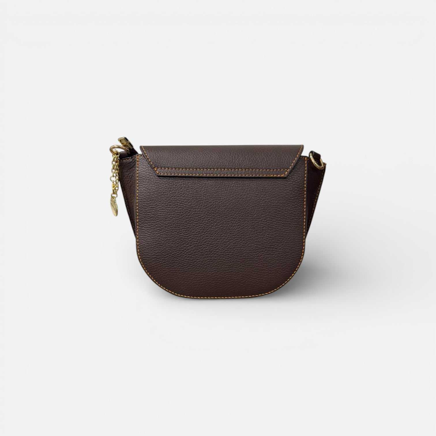 Bolso bandolera de piel color chocolate con solapa y costuras en contraste