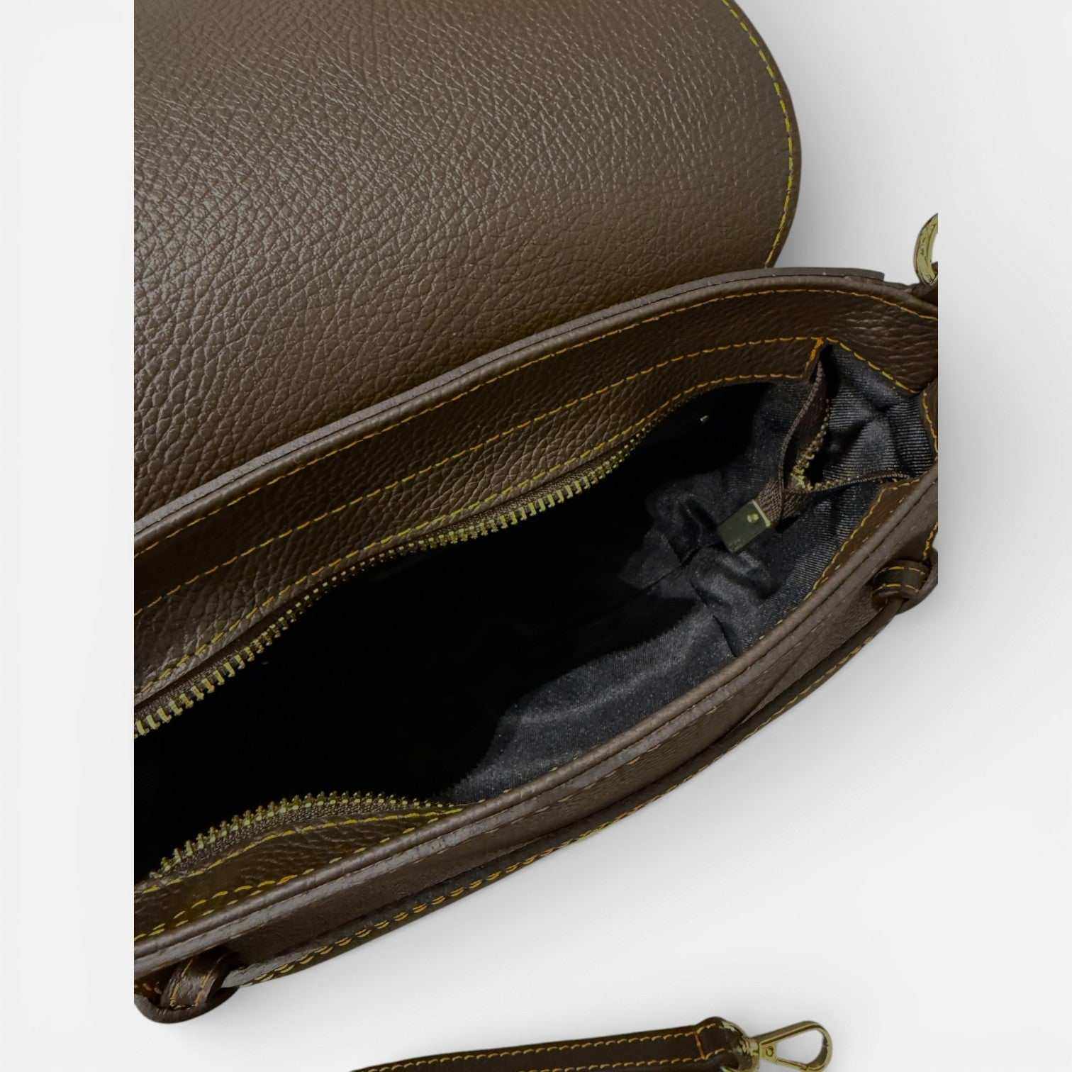 Bolso bandolera de piel color chocolate con solapa y costuras en contraste