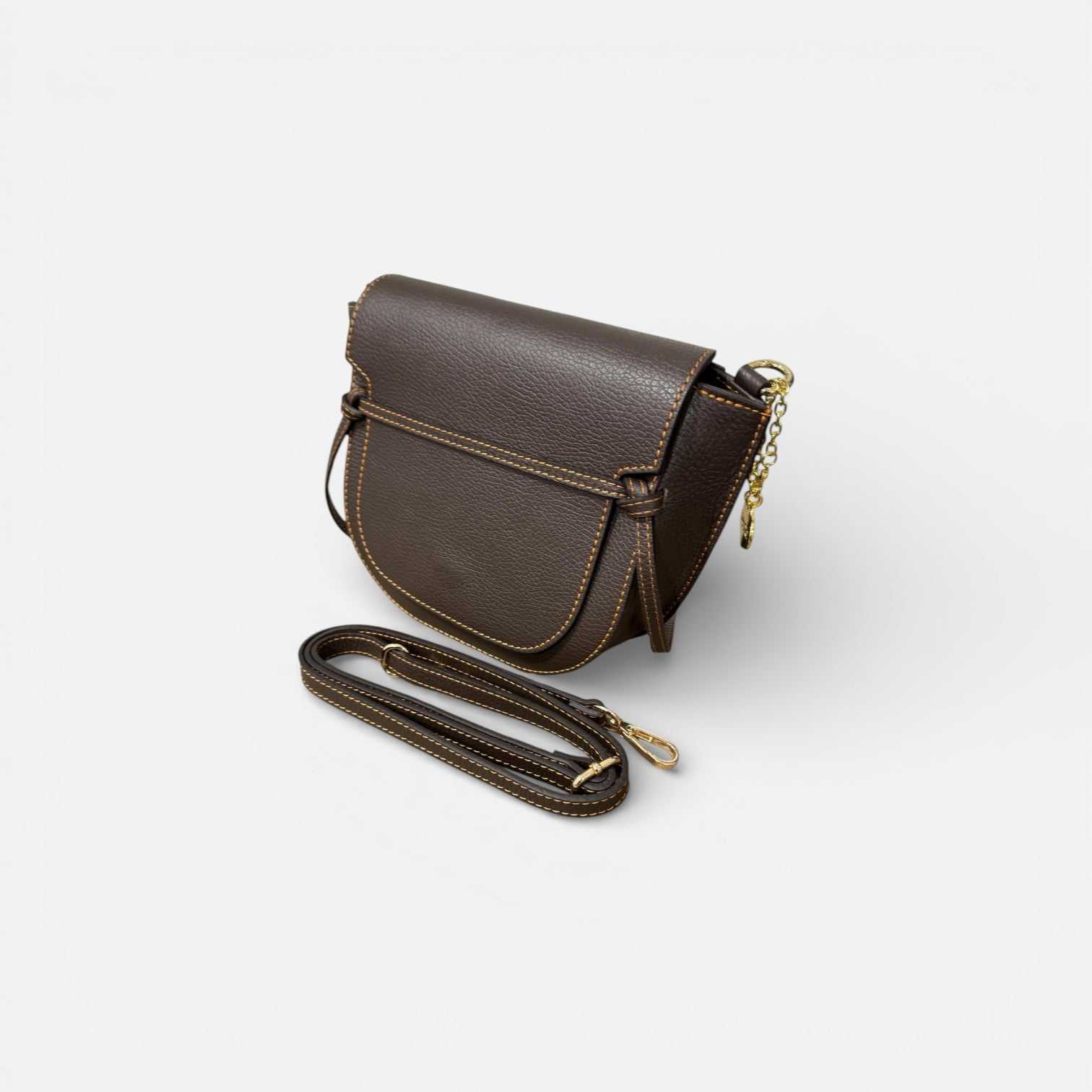 bolso bandolera de piel chocolate con solapa y costuras en contraste elegante y funcional