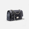 Bolso acolchado negro clásico de piel con cadena dorada hecho en Italia, elegante y atemporal