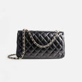 Bolso acolchado negro clásico de piel con cadena dorada elegante y atemporal fabricado en Italia