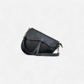 Bolso silla de montar piel negro con doble correa y herrajes dorados