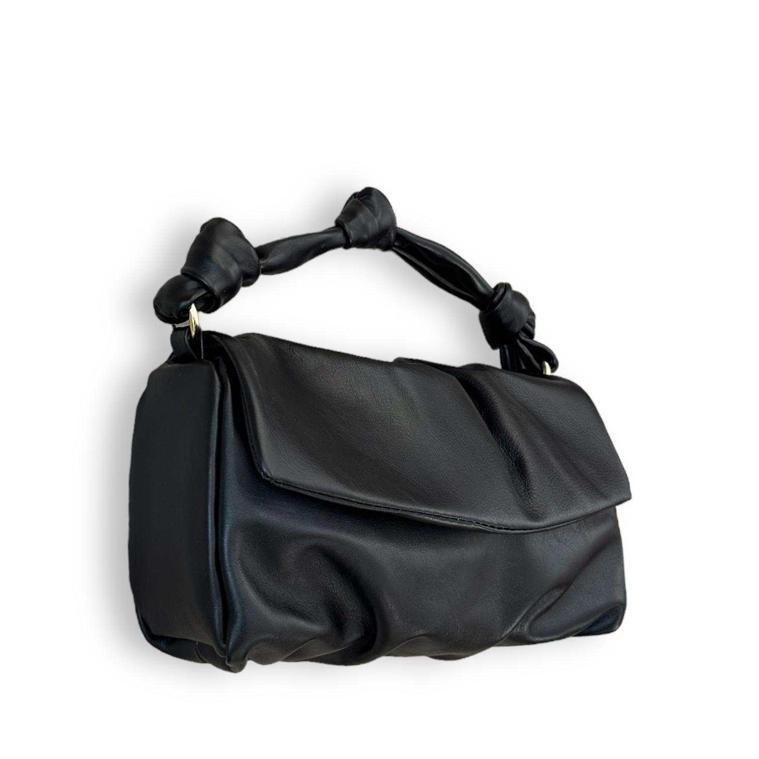 Bandolera nudos negro de piel de vacuno ligera y confortable con correa corrediza y cierre de cremallera.