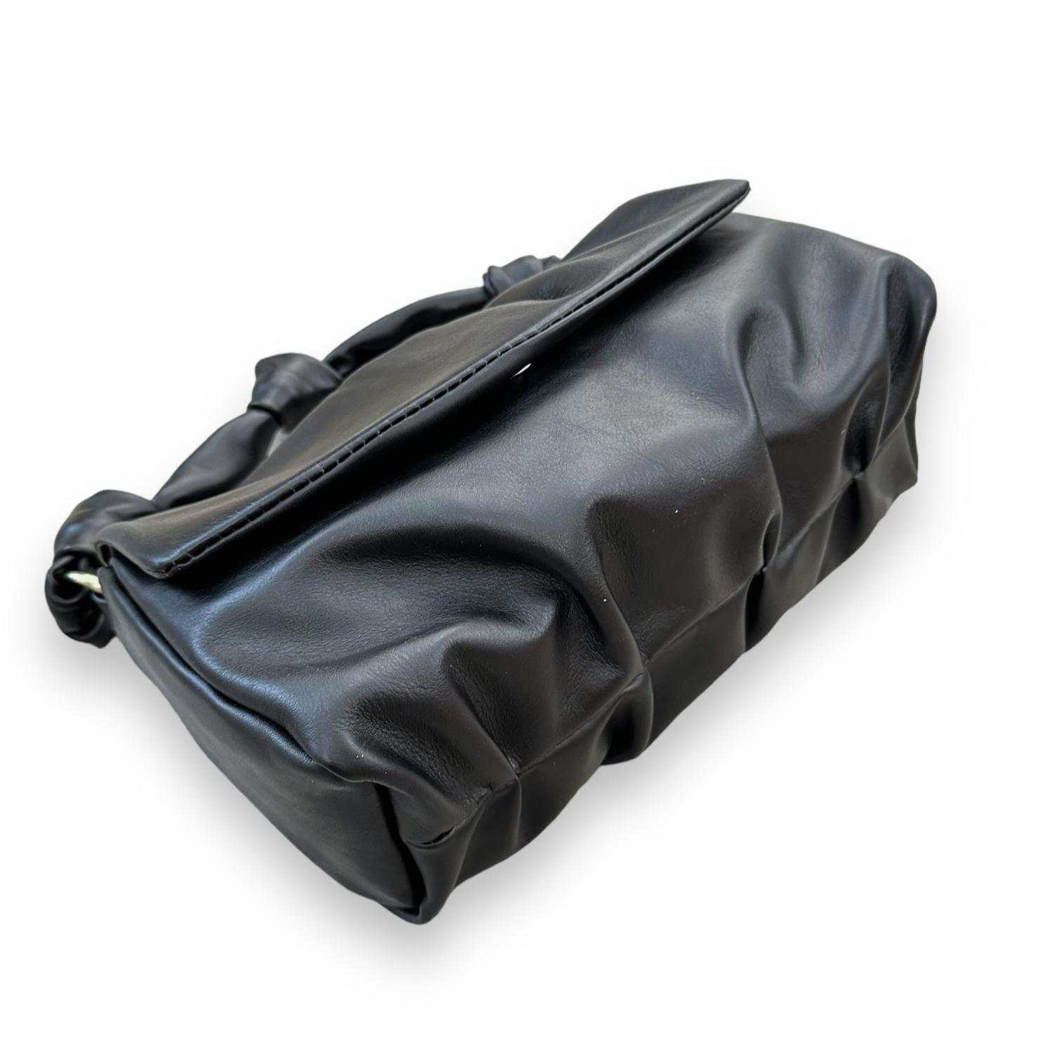 Bandolera nudos negro de piel ligera y suave con correa ajustable y cierre de cremallera e imán