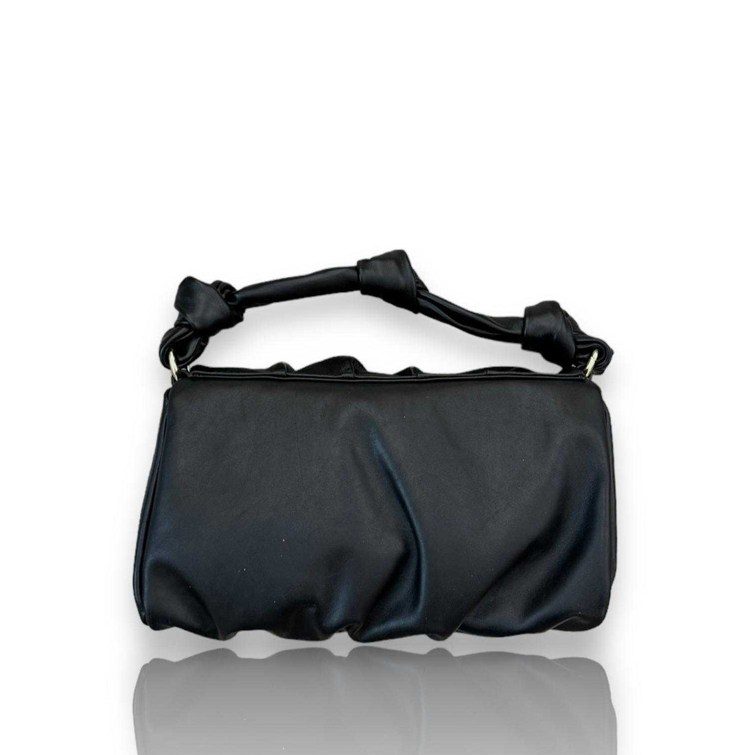 Bandolera nudos negro de piel suave y ligera con correa ajustable y cierre de cremallera e imán