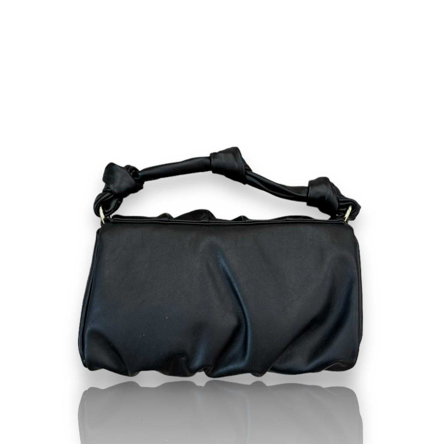 Bandolera nudos negro de piel suave y ligera con correa ajustable y cierre de cremallera e imán