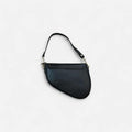 Bolso silla de montar negro de piel con doble correa y herrajes dorados