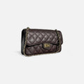 Bolso acolchado negro clásico de piel con cadena dorada elegante y atemporal