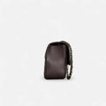 Bolso acolchado negro clásico de piel con cadena dorada elegante y atemporal