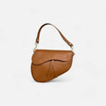 Bolso silla de montar piel camel con doble correa y compartimento interior con cremallera