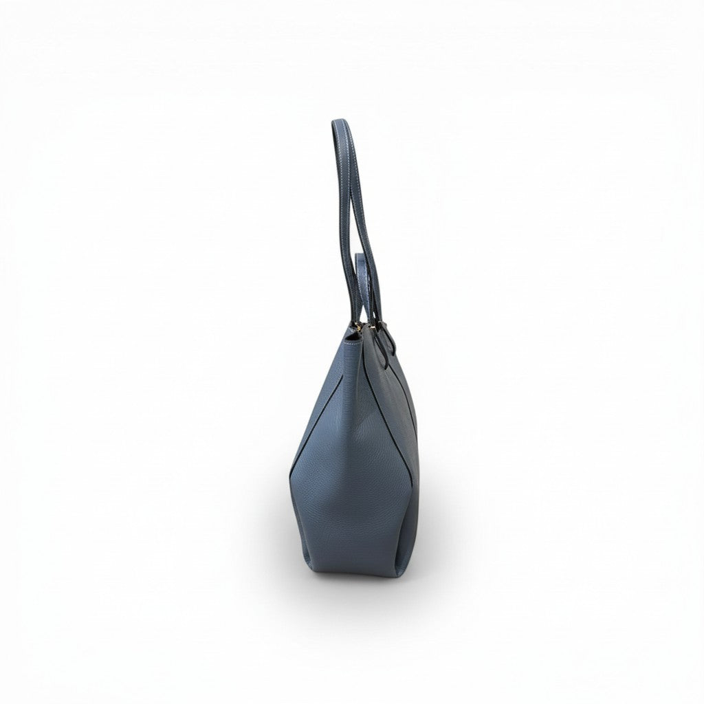 Sweetterstore Luna Tote bag in blue pebbled leather with double straps and interior pouch. Spacious and durable for everyday use.