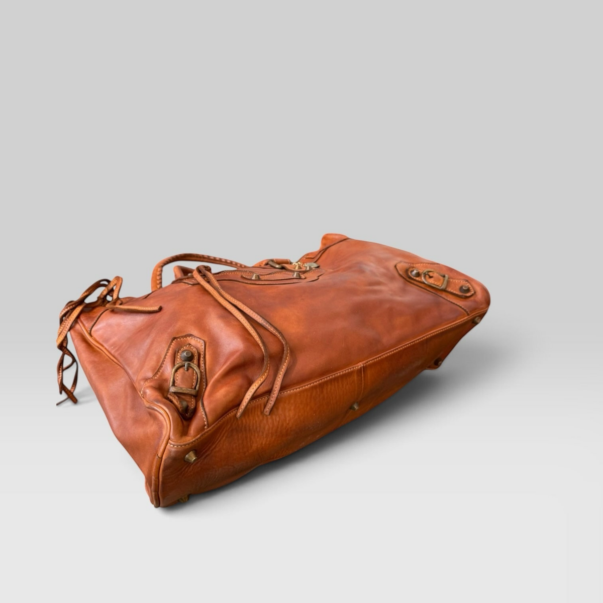 Bolso de mano Sweetterstore de piel italiana color cuero con asas trenzadas y herrajes metálicos estilo vintage